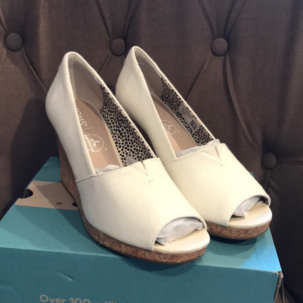 Women’s Toms Shoes, Size 9, White, NWB